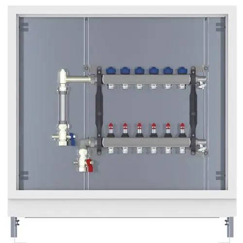 Verteilerstation mit Rohren, Ventilen und Anschlussmöglichkeiten, montiert in einem Schrank. Der Aufbau deutet auf eine Anwendung in Heizungs- und Warmwasseranlagen hin. Marke Roth.